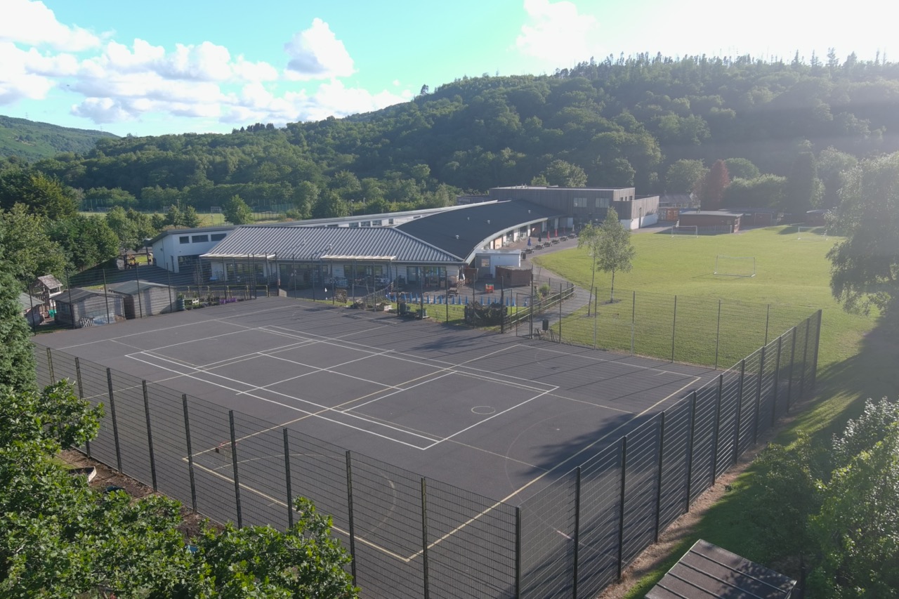 LLun yr ysgol o dron